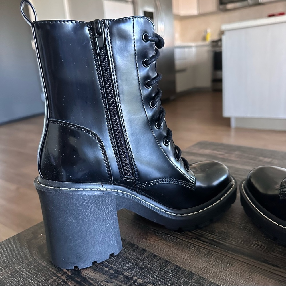 Boots - Picture 4 of 4